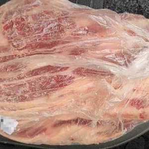 Homem é flagrado furtando carne de açougue onde trabalha