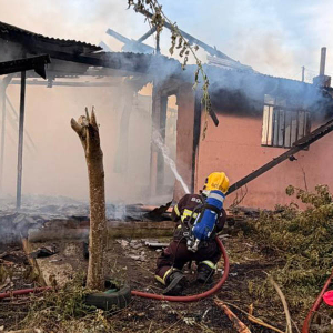 Casa é destruída por incêndio na Vila Nova