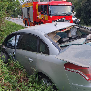 Motociclista fica gravemente ferido em acidente com três veículos