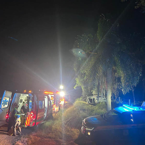 Motorista em fuga da polícia se envolve em acidente e deixa dois feridos