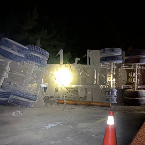 Carreta ‘julieta’ tomba e deixa SC-477 parcialmente interditada
