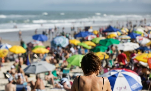 Endosso a desobediência e agressão na beira da praia