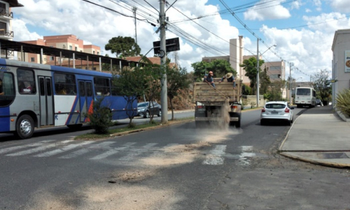 Caminhão provoca vazamento de óleo diesel em avenidas de Mafra