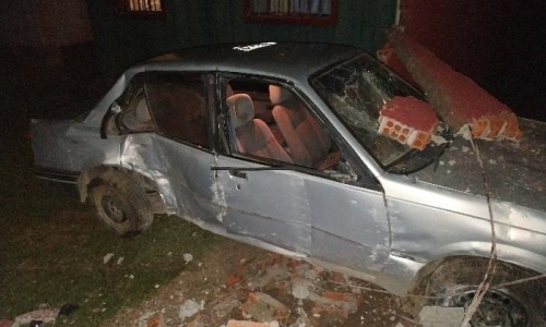 Motorista bêbado é preso ao colidir carro contra muro em Mafra