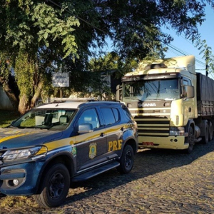 Carreta roubada há dois dias é recuperada na BR-280, em Mafra