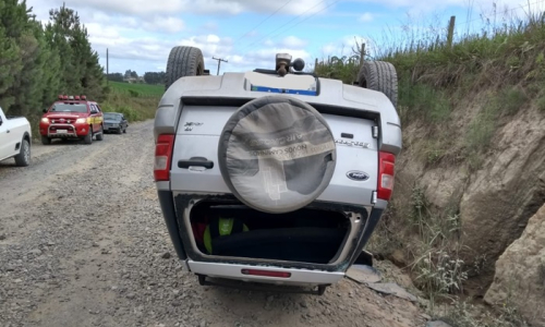 Motorista perde o controle e tomba veículo em Fazenda Potreiro
