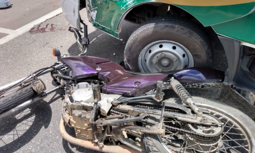Motociclista fica ferido após acidente com caminhão em Mafra
