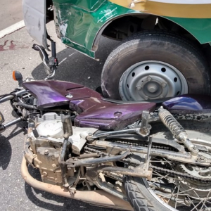 Motociclista fica ferido após acidente com caminhão em Mafra