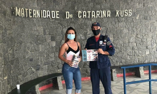Bombeiros entregam material de prevenção a engasgamentos na maternidade