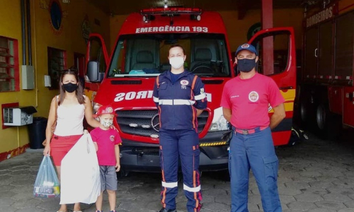 Depois de 5 anos, menino reencontra bombeiros que salvaram sua vida