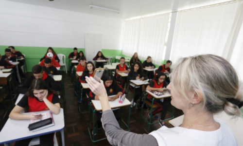 Governo adia prova do PSS para contratação de professores no Paraná