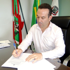 Wellington Bielecki veta Projeto de Lei do Legislativo para aumento de salários dos vereadores