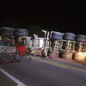 Motorista bate contra carreta tombada no meio da BR-116 em Itaiópolis