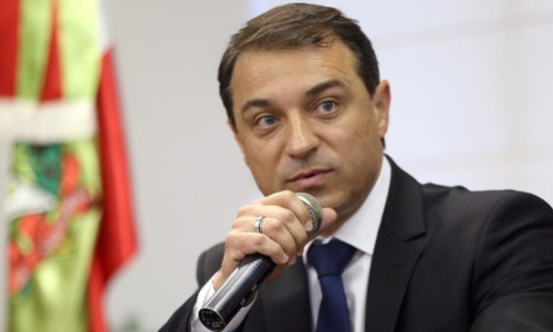 Moisés sanciona lei das aulas presenciais na pandemia