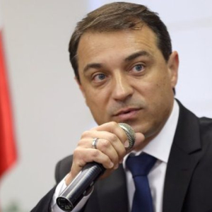 Moisés sanciona lei das aulas presenciais na pandemia