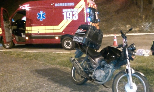 Motociclista fica ferido após sofrer queda em frente ao posto da PRF