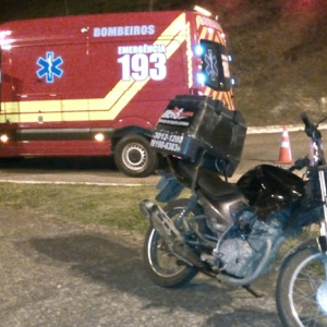 Motociclista fica ferido após sofrer queda em frente ao posto da PRF