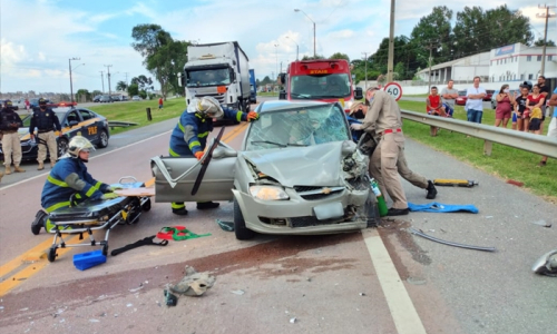 Colisão frontal deixa três pessoas feridas na BR-116, em Rio Negro