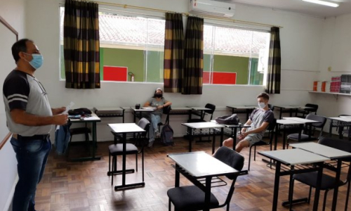 SC publica decreto que regulamenta volta das aulas presenciais