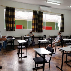 SC publica decreto que regulamenta volta das aulas presenciais
