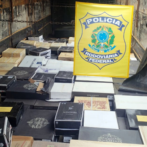 Carga de vinho contrabandeada é apreendida pela Polícia Rodoviária na BR-116, em Mafra