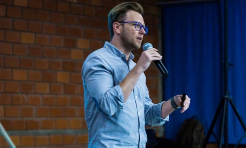 Palestra musical com Daniel Petreça terá transmissão ao vivo nesta sexta-feira