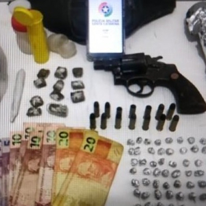 Polícia apreende drogas, arma e munições em Mafra