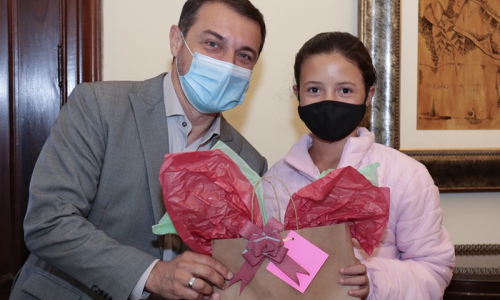 Escola Tenente Ary Rauen recebe prêmio em concurso de desenho sobre honestidade