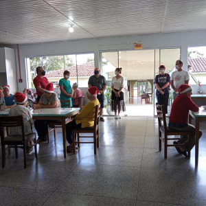 Emerson Maas visita entidades de caridade na noite de Natal