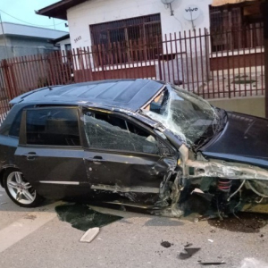 Após colisão, veículo é abandonado em avenida de Rio Negro