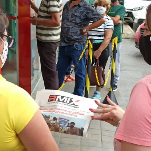 Riomafra Mix promove entrega de jornais impressos à população