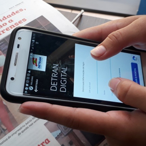 Motoristas podem pedir certidão de registro da CNH no Detran Digital