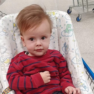 Família cria vaquinha online para cobrir tratamento de menino com lesão cerebral