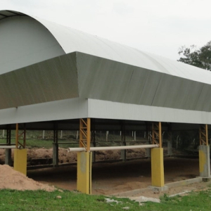 Quadra esportiva de escola da Roseira terá vestiários e arquibancadas