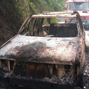 Carro pega fogo na localidade de Rio Itajaí, em Santa Terezinha