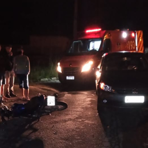 Carro bate em moto e motorista foge sem prestar socorro em Itaiópolis