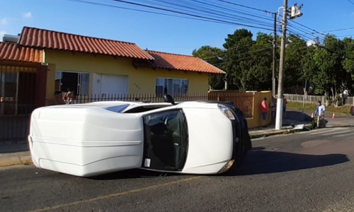 Veículo tomba após se envolver em acidente no Centro de Mafra