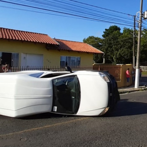 Veículo tomba após se envolver em acidente no Centro de Mafra