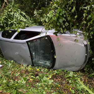 Veículo capota após saída de pista na BR-280, em Mafra