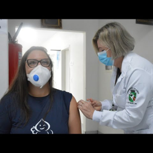 Primeira vacina contra a covid-19 é aplicada em Rio Negro