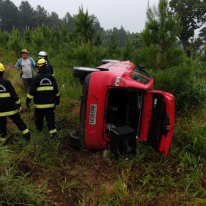 Carro sai da pista e tomba em ribanceira na SC 477, em Itaiópolis