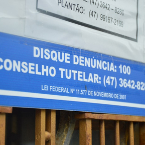 Casal perde a guarda dos 4 filhos adotivos após denúncias de maus-tratos