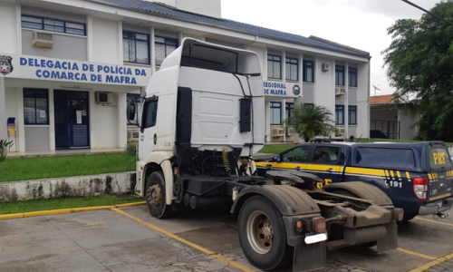 Motorista é preso por trocar placas de caminhão em Mafra