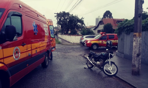 Motociclista fica ferido após colisão com carro na Vila Ferroviária