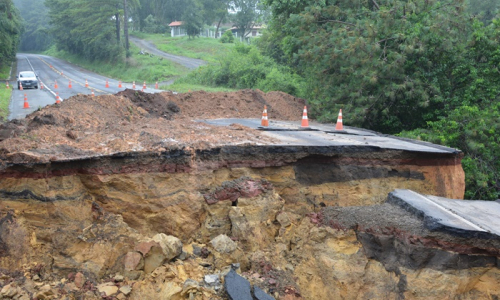 BR-280 começa a receber obras após cratera se abrir na pista em Mafra