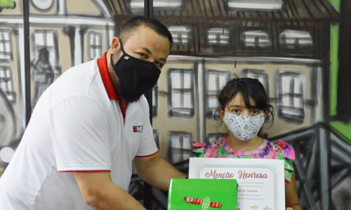 Riomafra Mix entrega prêmio aos vencedores do concurso cultural