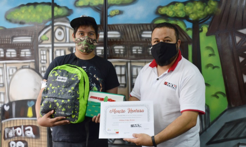 Riomafra Mix entrega prêmio ao segundo ganhador do concurso cultural