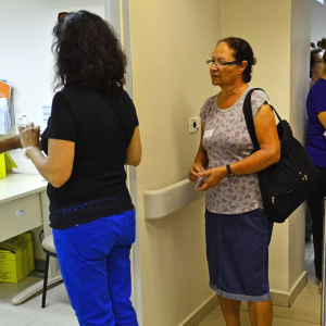 Câmara aprova projeto que torna crime furar a fila de vacinação