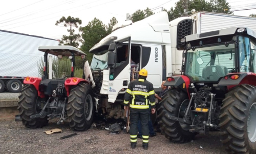 Vídeo: carreta desgovernada invade concessionária de tratores em Mafra
