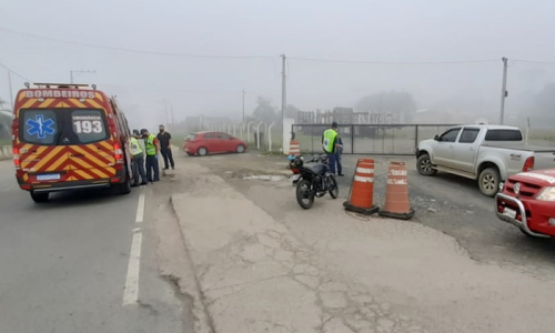 Motociclista fica ferido após colisão com Hilux na BR-116, em Mafra